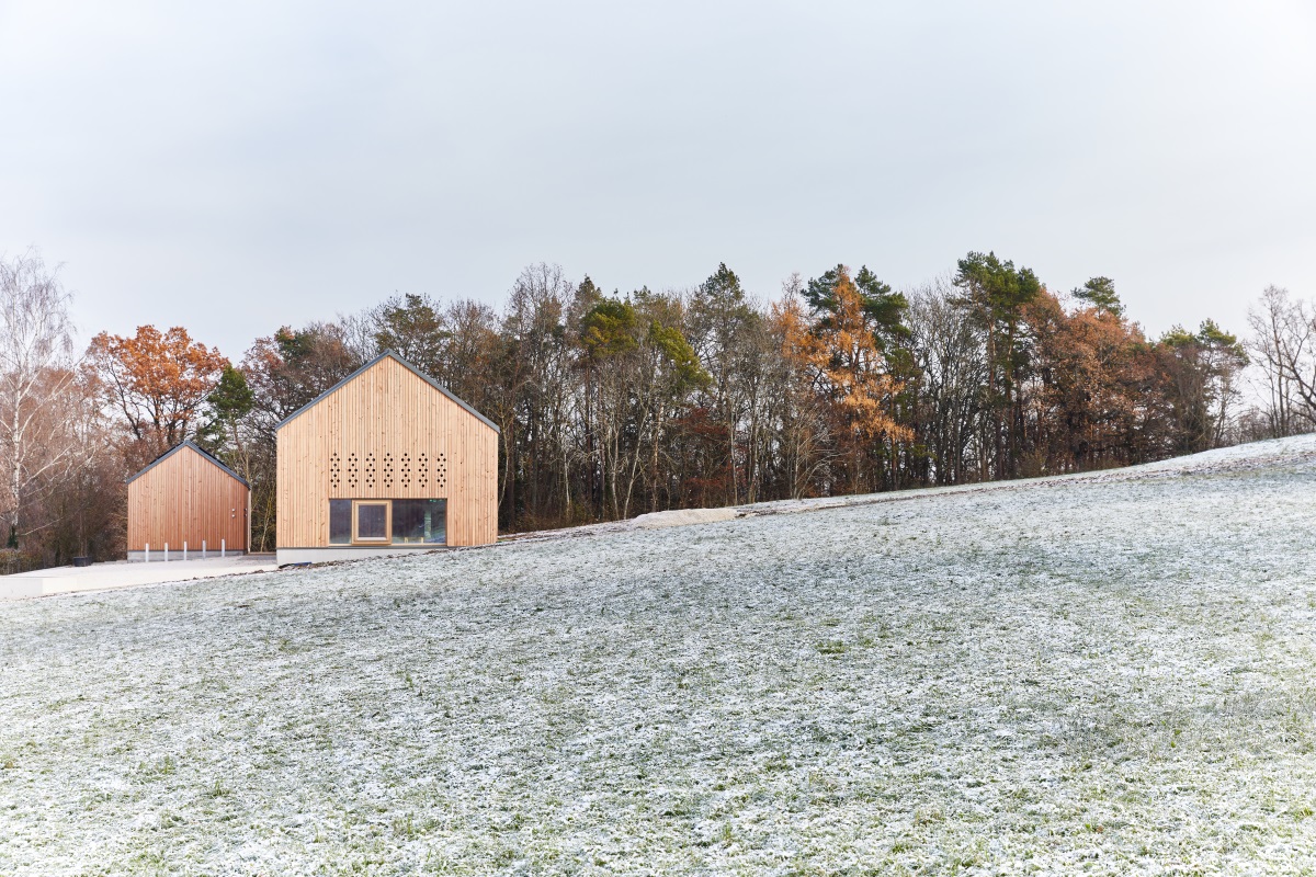 Le centre de compétences LOGL et ses panneaux de plafond en sapin blanc.  ©